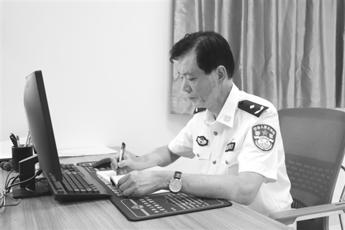 济南市公安局济阳区分局济北开发区派出所南湖社区民警赵善军正在梳理工作笔记